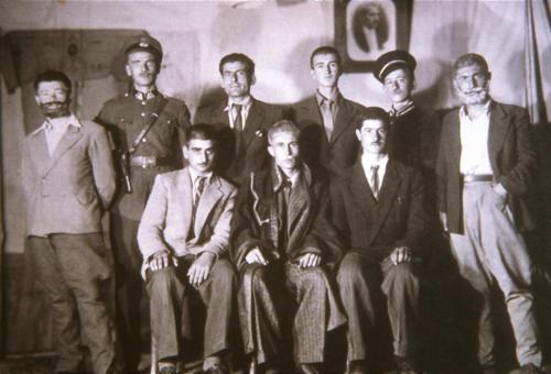 1944 Amasya, Oğuz Tansel, Bir tiyatro oyunundan sonra öğrencileriyle.