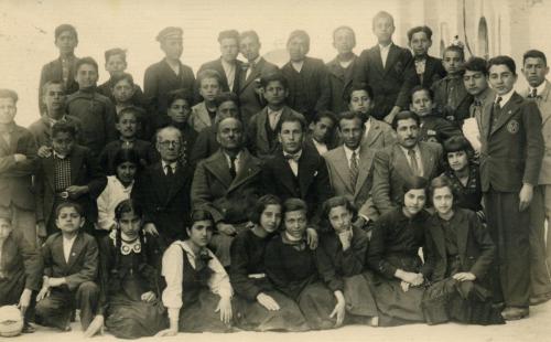 1935 Mardin, Oğuz Tansel, diğer öğretmenler ve öğrenciler.