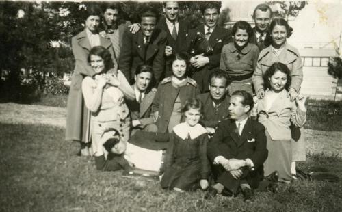 1938 Oğuz Tansel ve Kalbiye Tansel İstanbul Üniversitesi Edebiyat Fakülyesi Türkoloji Bölümü sınıf arkadaşlarıyla.
