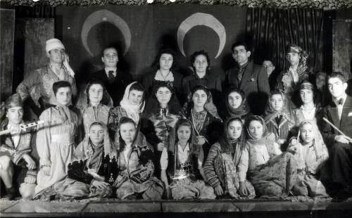 1945 Amasya, Oğuz Tansel ve öğrencileri bir müsamereden sonra.