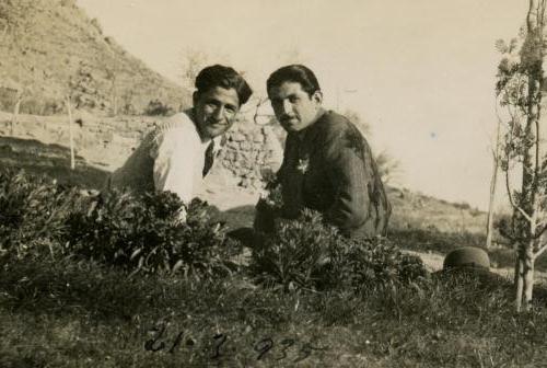 1935 Mardin, Oğuz Tansel ve bir arkadaşı.