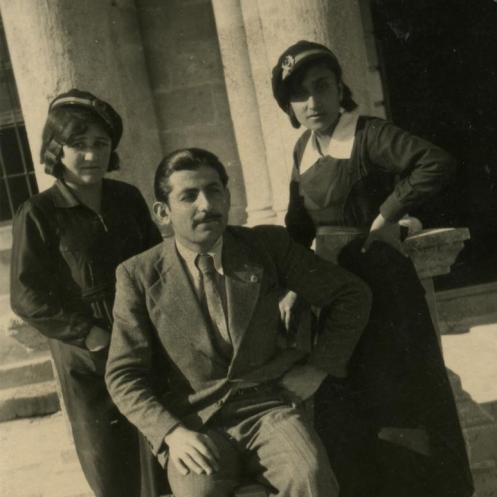 1935 Mardin, Oğuz Tansel ve öğrencileri Nezahat ve Fevziye ile