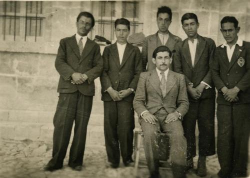 1935 Mardin, Oğuz Tansel ve öğrencileri.