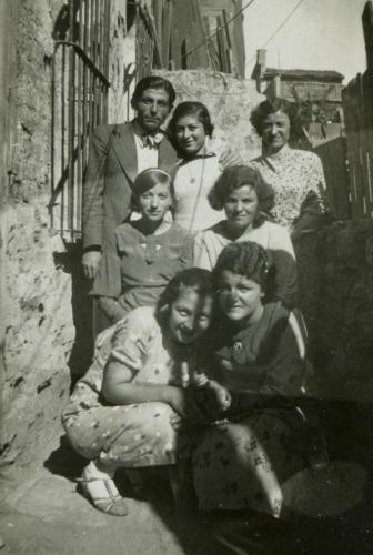 1936 Oğuz Tansel ve Kalbiye Tansel arkadaşlarıyla.